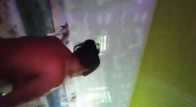 Ontevreden bhabhi masturbeert in de badkamer 4 min 40 sec