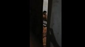 एक पाकिस्तानी जोड़े का सेक्स टेप एक करीबी दोस्त द्वारा फिल्माया गया है 0 मिन 0 एसईसी