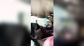 Tamil mulher dá um sensual boquete neste fumegante vídeo 0 minuto 0 SEC