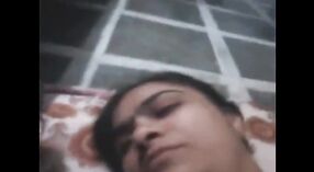 Desi bhabhi masturbiert und gibt ihrem Mann in diesem Video einen blowjob 1 min 30 s