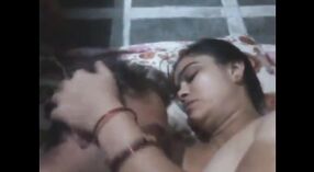 Desi bhabhi masturbates và gives cô ấy chồng một blowjob trong này video 2 tối thiểu 10 sn