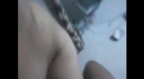 Desi bhabhi masturbiert und gibt ihrem Mann in diesem Video einen blowjob 3 min 00 s