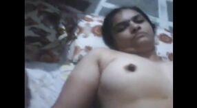 Desi bhabhi masturbiert und gibt ihrem Mann in diesem Video einen blowjob 1 min 10 s