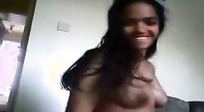 Mira a Sana Khan desnudarse en este video caliente 1 mín. 30 sec