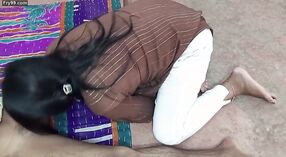 Indiano cameriera sedotto e circa scopata in chiaro Hindi voiceover video 2 min 20 sec