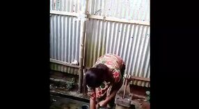 Desi menina indiana toma um banho na aldeia 1 minuto 20 SEC