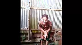 Desi menina indiana toma um banho na aldeia 1 minuto 30 SEC