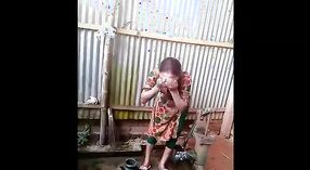 Desi menina indiana toma um banho na aldeia 2 minuto 00 SEC