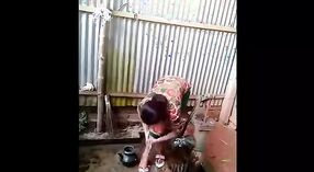 Desi menina indiana toma um banho na aldeia 2 minuto 10 SEC