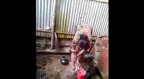 Desi menina indiana toma um banho na aldeia 2 minuto 20 SEC