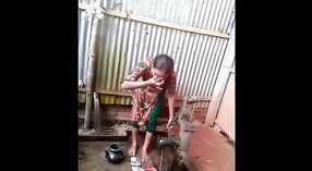 Desi menina indiana toma um banho na aldeia 2 minuto 40 SEC