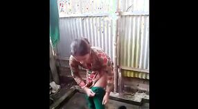 Desi menina indiana toma um banho na aldeia 0 minuto 0 SEC