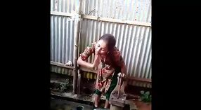 Desi Indian girl toma una ducha en el pueblo 1 mín. 10 sec