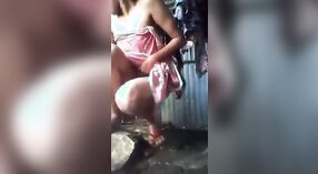Adorabile ragazza adolescente prende un bagno nel suo villaggio 2 min 00 sec