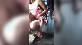 Adorable adolescente prend un bain dans son village 2 minute 00 sec