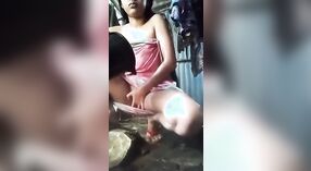 Adorabile ragazza adolescente prende un bagno nel suo villaggio 2 min 30 sec