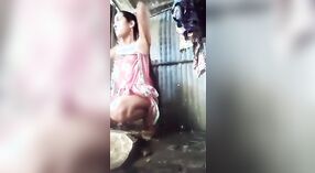 Adorável adolescente toma banho na sua aldeia 2 minuto 50 SEC