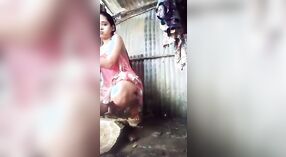 அபிமான டீனேஜ் பெண் தனது கிராமத்தில் குளிக்கிறாள் 3 நிமிடம் 30 நொடி