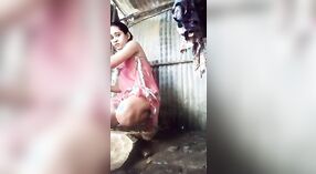 Adorabile ragazza adolescente prende un bagno nel suo villaggio 3 min 40 sec