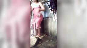 可爱的十几岁的女孩在她的村庄洗澡 4 敏 00 sec