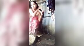 Adorabile ragazza adolescente prende un bagno nel suo villaggio 4 min 10 sec