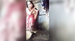 Adorable adolescente prend un bain dans son village 4 minute 10 sec