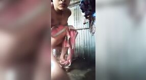 Gadis remaja yang menggemaskan mandi di desanya 4 min 20 sec