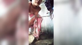 Adorabile ragazza adolescente prende un bagno nel suo villaggio 4 min 30 sec