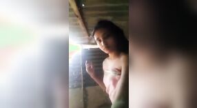 Adorável adolescente toma banho na sua aldeia 0 minuto 50 SEC