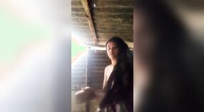 Gadis remaja yang menggemaskan mandi di desanya 1 min 00 sec