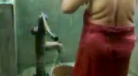 Indiase bhabhi geniet van een douche met een pomp en pompen 1 min 20 sec
