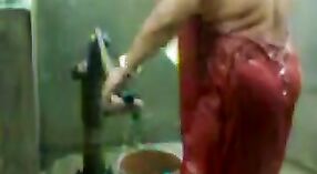 Indiase bhabhi geniet van een douche met een pomp en pompen 1 min 30 sec