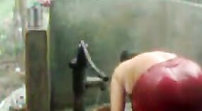 Indiase bhabhi geniet van een douche met een pomp en pompen 1 min 40 sec
