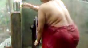 インドのbhabhiはポンプとポンプを添えたシャワーを楽しんでいます 2 分 10 秒