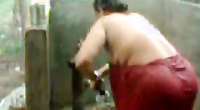 インドのbhabhiはポンプとポンプを添えたシャワーを楽しんでいます 2 分 20 秒