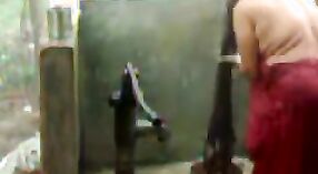 Bhabhi indien profite d'une douche avec une pompe et des pompes 2 minute 50 sec