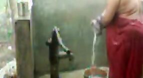 India bhabhi disfruta de una ducha con una bomba y bombas 3 mín. 10 sec