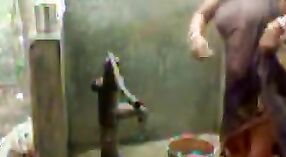 India bhabhi disfruta de una ducha con una bomba y bombas 3 mín. 30 sec