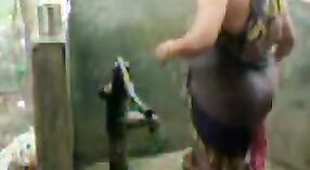 India bhabhi disfruta de una ducha con una bomba y bombas 3 mín. 40 sec