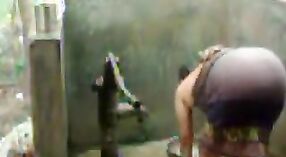 India bhabhi disfruta de una ducha con una bomba y bombas 4 mín. 00 sec