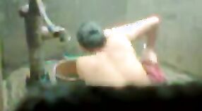 India bhabhi disfruta de una ducha con una bomba y bombas 0 mín. 0 sec