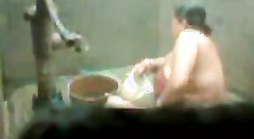 Indiase bhabhi geniet van een douche met een pomp en pompen 0 min 30 sec