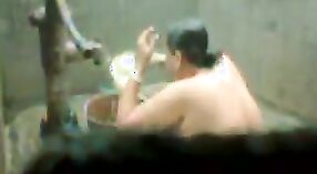 Indiana bhabhi goza de um chuveiro com uma bomba e bombas 0 minuto 40 SEC