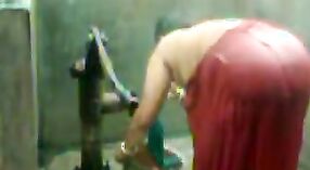 భారతీయ భాభి ఒక పంపు మరియు పంపులతో షవర్ ఆనందిస్తాడు 1 మిన్ 00 సెకను