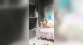 Zia Desi e sua figlia indulgere in vapore lesbiche sesso in video 1 min 40 sec