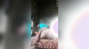 Tante Desi en haar dochter genieten van stomende lesbische seks in video 5 min 40 sec