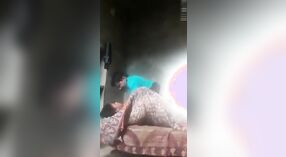 Tante Desi et sa fille se livrent à des relations sexuelles lesbiennes torrides en vidéo 5 minute 40 sec