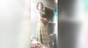 Tante Desi en haar dochter genieten van stomende lesbische seks in video 9 min 40 sec