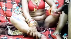 Dési Bhabha ' s Break Pisanan: Pengalaman Seksual Pokok! 8 min 20 sec