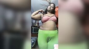 Desi bhabhi vergnügt sich mit Ihrem finger in reifem video 0 min 0 s